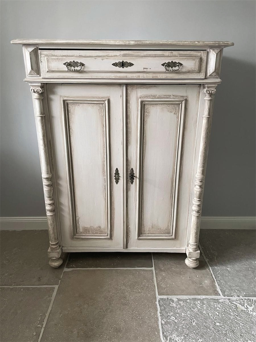Halbschrank – Kreideweiß mit Patina