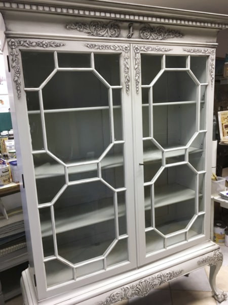 Vitrine – Sprossen in Hellgrau