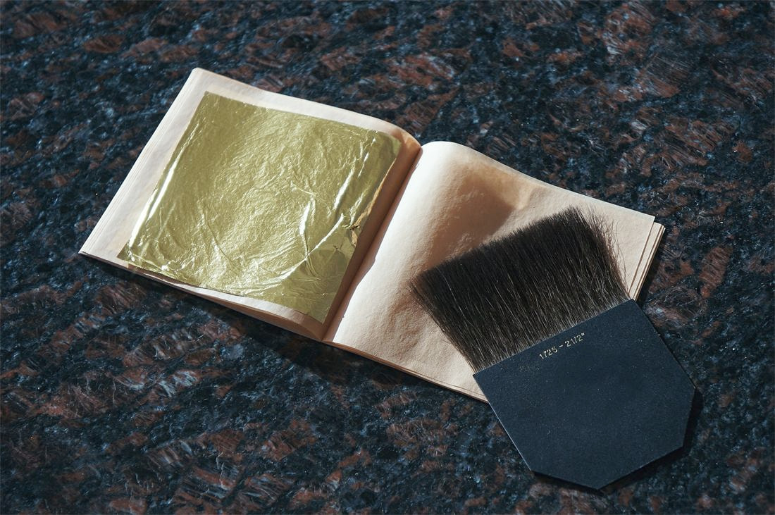 Blattgold wird mit dem Pinsel aufgelegt