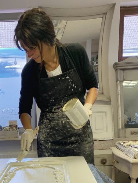 Kirstin bei der Arbeit an einer Möbelfront